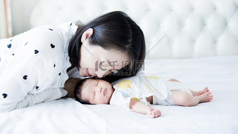 月嫂与育儿嫂，分工标准知多少？**