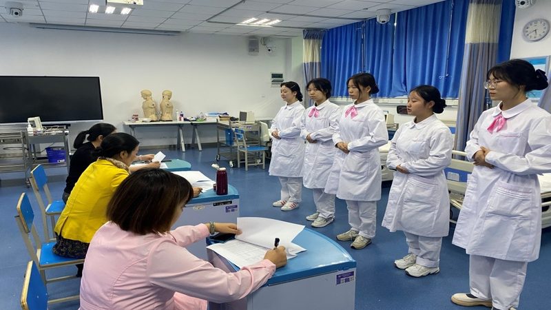 广州育儿嫂：她们的工作内容揭秘